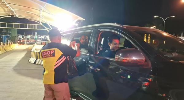Antisipasi Paparan Abu Vulkanik, KSOP Kelas l Banten Bagikan Ribuan Masker di Pelabuhan Merak
