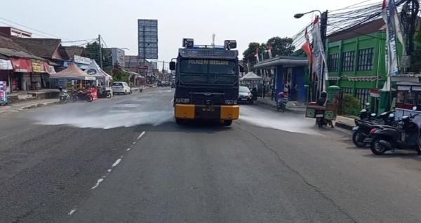 Abu Vulkanik Masih Bertebaran, Polres Pandeglang Semprot Jalan dengan Water Cannon