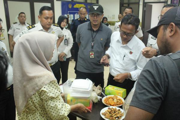 Petugas Rutan Kelas I Surabaya Gagalkan Penyelundupan Sabu dalam Makanan