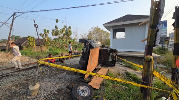Pikap Mogok di Perlintasan, Tertemper KA Majapahit di Kalijambe Sragen