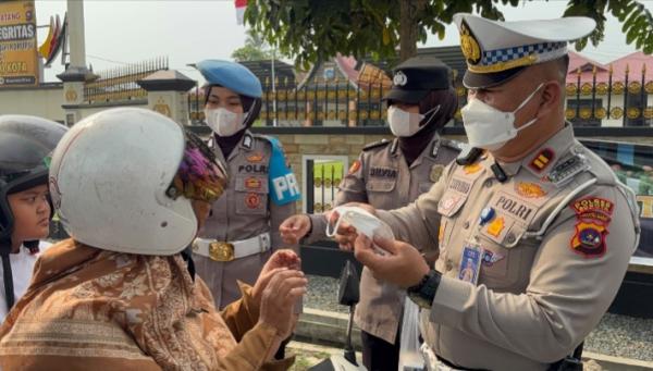Kabut Asap Karhutla Ganggu Aktivitas Warga, Polres 50 Kota Bagikan Masker Gratis