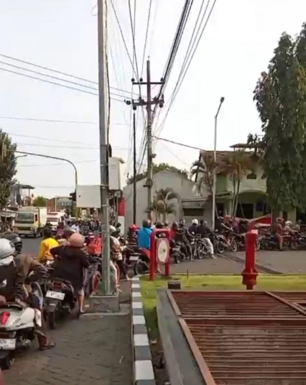 BBM Langka, Antrean Kendaraan Mengular di Sejumlah SPBU Bondowoso