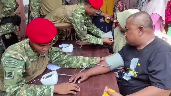 Ratusan Warga Antre, Prajurit Kopassus Gelar Cek Kesehatan Gratis di Pegandon Kendal
