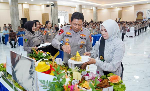 Bawa Kelompok Paduan Suara Juara Dunia di Swedia, Kapolda Jateng Beri Kejutan Spesial untuk Polwan