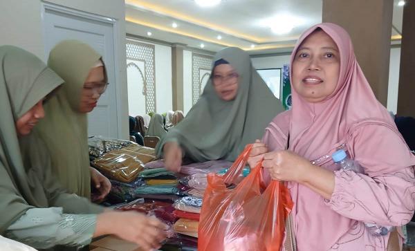 Jumat Berkah! Sedekah Jilbab Jadi Tren Baru di Semarang, 80 Warga Terima Bantuann