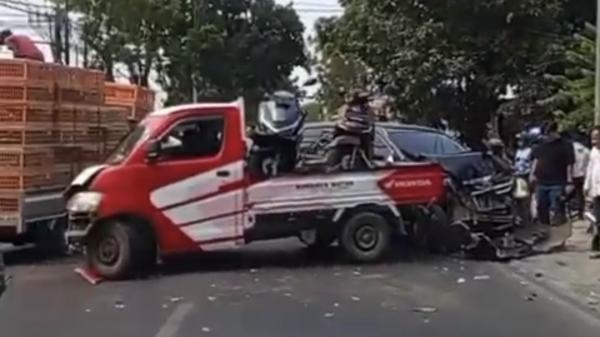 Mobil Tabrak Pikap Saat Mendahului, Tiga Kendaraan Terlibat Kecelakaan di Tikung