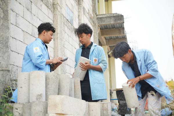 Limbah Tongkol Jagung dan Botol Kaca Disulap Jadi Beton oleh Mahasiswa Unigoro