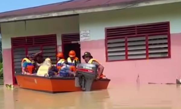Banjir 2 Meter Rendam Desa Sekoci Langkat, PT MTT Salurkan Bantuan ke Warga