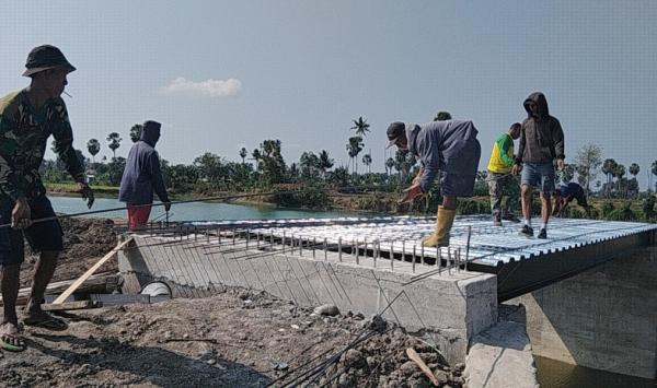 Jembatan Beton Pabbundukang Capai 71 Persen, TNI dan Warga Gowa Kompak Gotong Royong