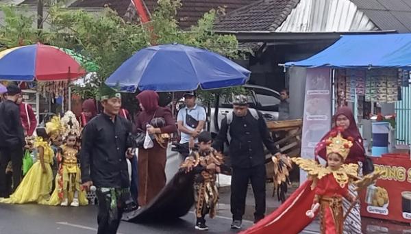 Diguyur Hujan Deras, Kirab Budaya Banyuwangi Tetap Jalan, Peserta Cilik Jadi Sorotan