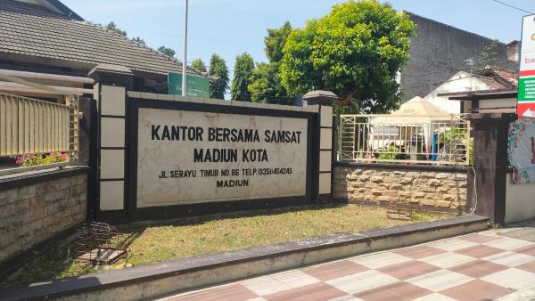 Warga Keluhkan Tarif Parkir Tanpa Karcis di Samsat Madiun, Aktivis: UU HKPD Lebih Kuat dari Perda