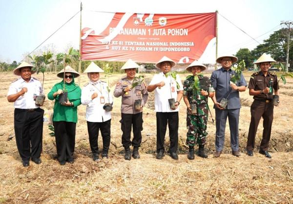 Aksi Nyata Hijaukan Grobogan, Kodim 0717 dan Pemkab Tanam Sukun serta Mangga di Lahan Tandus