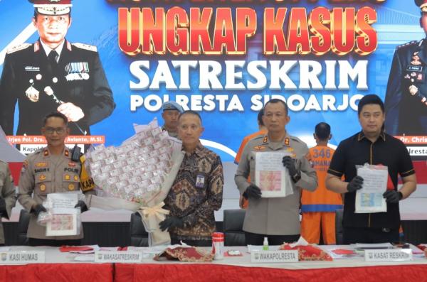 Jaringan Upal Lintas Provinsi Dibongkar, 298 Juta Uang Palsu Disita Polisi di Sidoarjo