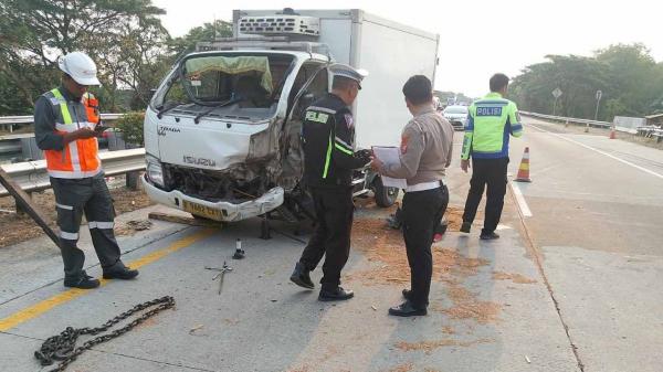 Ngebut di Tol Jombang Mojokerto, Pikap Boks Hantam Pembatas Jalan