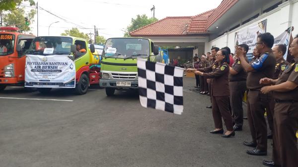 Krisis Air Bersih, Kejari Blora Gandeng DPRD dan BPBD Salurkan 20 Tangki Air