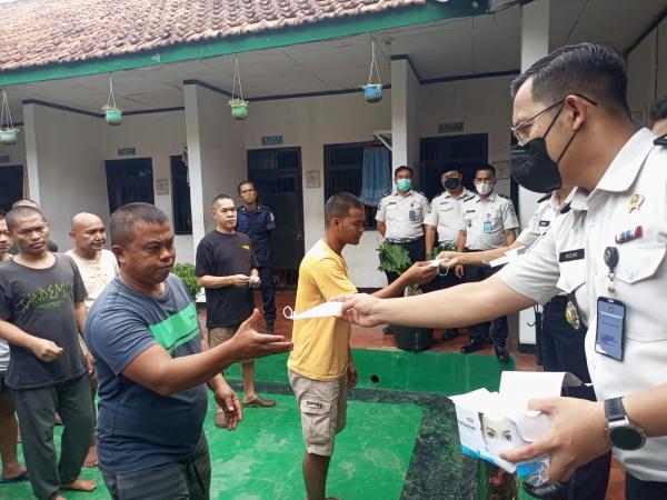 Lapas Serang Bagikan Masker kepada Warga Binaan Pascaterjadinya Erupsi Gunung Anak Krakatau