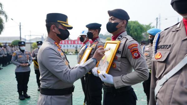 Langgar Kode Etik, Dua Personel Polresta Karawang Dipecat