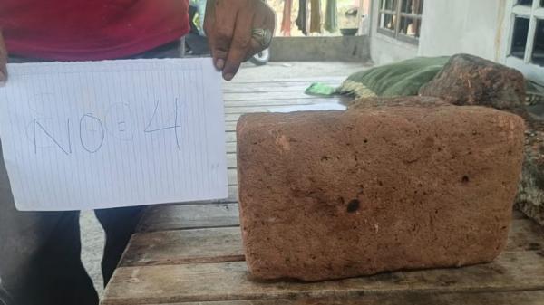 Misteri Tegal Kramat Bata Karawang, 4 Fragmen Bata Besar Diduga Bagian Candi  Summary: Empat fragmen