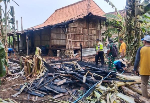 Ditinggal ke Luar Kota, Rumah Warga Godong Grobogan Terbakar Gegara Sisa Pembakaran Sampah