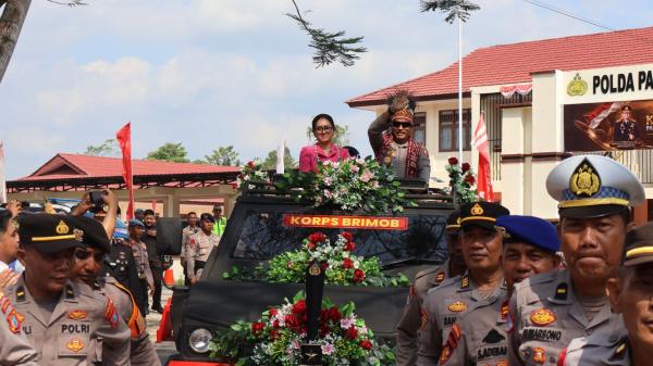 Brigjen Audie Latuheru dan Istri Resmi Tinggalkan Polda Papua Barat Daya