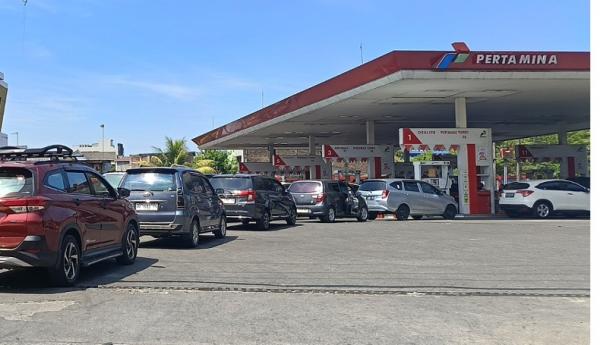 Antrean BBM Mengular di Makassar, Warga Keluhkan Pertalite Langka
