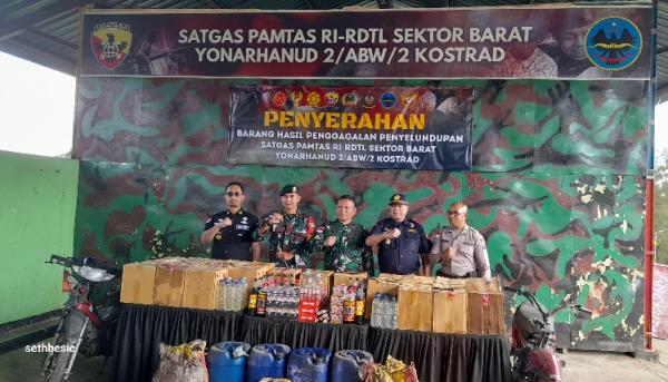Satgas Pamtas RI-RDTL Sektor Barat Serahkan Barang Hasil Penggagalan Penyelundupan ke Bea Cukai