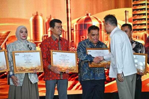 PLTS Apung dan Atap UBP Semarang Hemat Rp1,16 Miliar per Tahun, Raih Penghargaan Kementerian ESDM