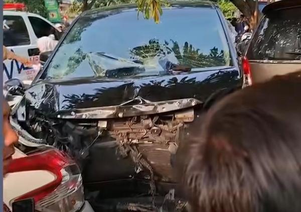 Alphard Tabrak Belasan Kendaraan, Tiga Orang Luka