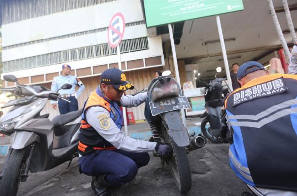 DPRD Surabaya Usul Parkir Tepi Jalan Digratiskan, Potensi PAD Disebut Bisa Tembus Rp400 Miliar