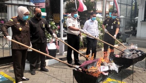 21 Bilah Senjata Tajam dan Ribuan Barang Bukti Kejahatan Dimusnahkan Kejari Grobogan