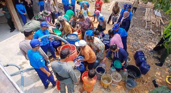 Kekeringan Ekstrem  Warga Harus Beli Tangki Rp200 Ribu, Perhutani Besama Pelajar TNI Polri Droping
