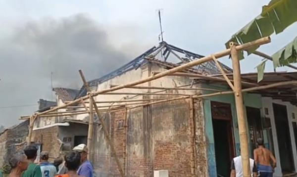 Kebakaran di Jombang Hanguskan Tiga Rumah, Pemilik Syok Berat