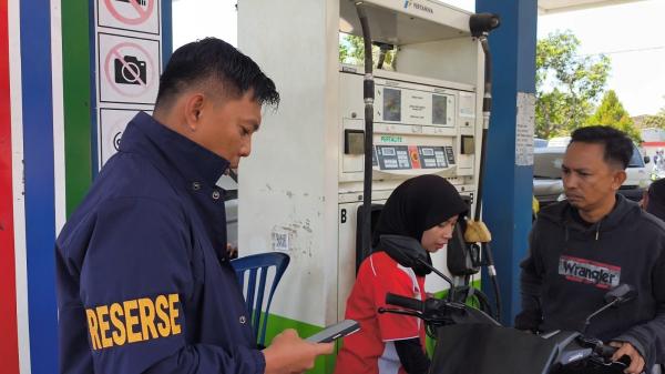 Antrean BBM Terjadi di Gowa, Polisi Awasi SPBU Cegah Pelansiran dan Penimbunan