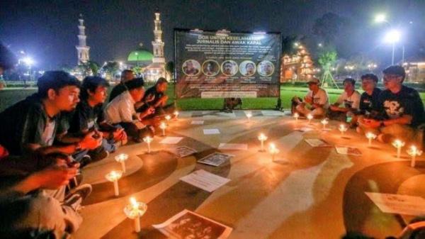 Jurnalis Gelar Doa Bersama untuk Rekan yang Hilang Kontak Saat Liputan Anak Krakatau
