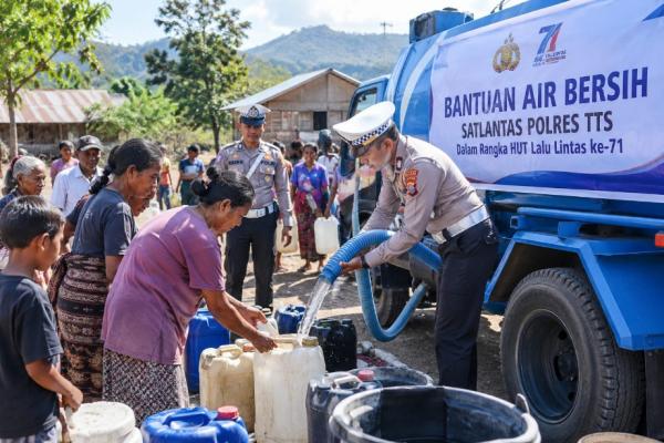 Warga Kesetnana Sambut Sukacita Bantuan Air Bersih dari Satlantas Polres TTS