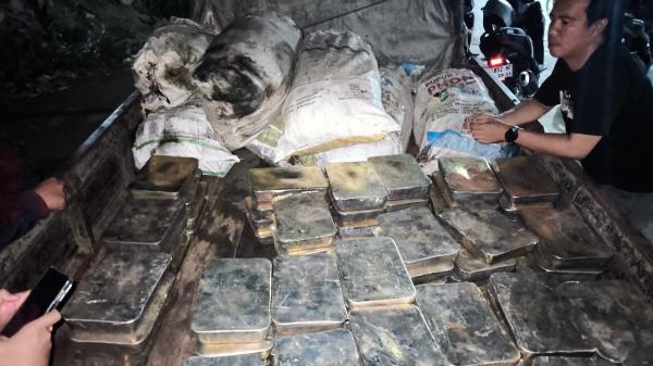 Polisi Amankan 294 Balok Timah Diduga Ilegal Seberat 4,1 Ton di Mangkol, 4 Orang Diamankan