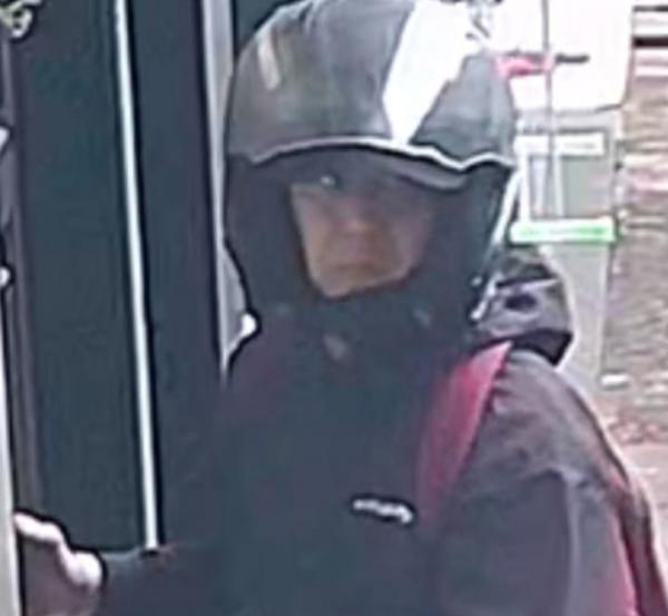 Terekam CCTV! Pria Jaket Hitam Diduga Gasak Barang Mahasiswa di Kos Bandung, Rugi Rp16 Juta