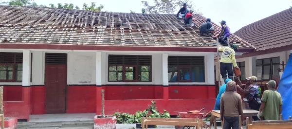 Renovasi SD Jatisari Berjalan, Siswa Sindangbarang Belajar di Rumah Warga