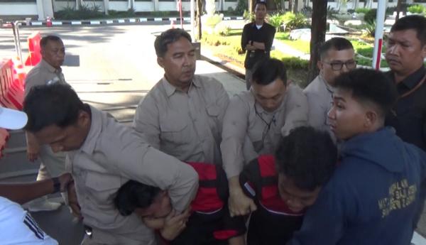 Mahasiswa Dipiting saat Demo Kelangkaan BBM di Kantor Pertamina Regional Sulawesi