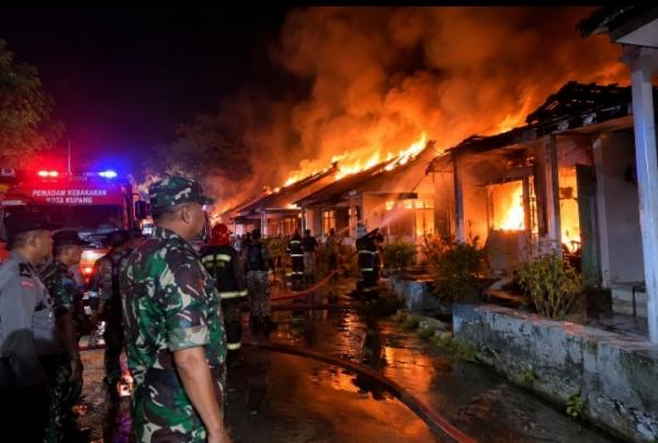 Api Lahap 9 Rumah Dinas TNI AD di Kuanino, Danrem Pastikan Pemadaman Tuntas
