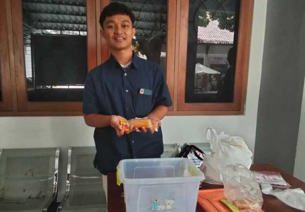 Kisah Inspiratif, Mahasiswa Biologi UNY Jualan Risol untuk Biaya Kuliah