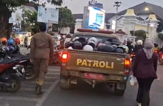 Satpol PP Kota Tegal Sita Helm Pelanggar Parkir