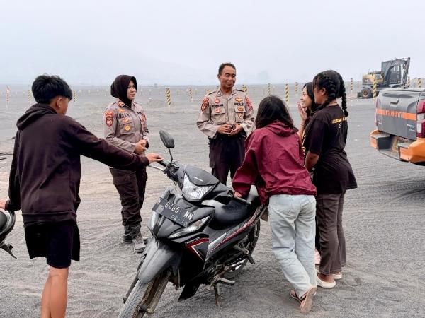Bromo Ditutup akibat Karhutla, Polisi Perketat Jalur Masuk Cegah Wisatawan Nekat