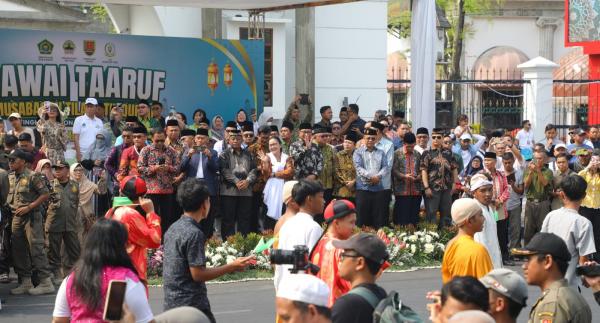 Pawai Ta’aruf MTQ Nasional XXXI Semarak, Ribuan Kafilah Disambut Hangat Warga Semarang
