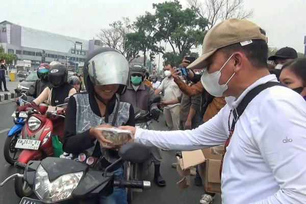 Gubernur Kalteng Agustiar Sabran Bagikan Ribuan Masker Gratis di Tengah Kabut Asap
