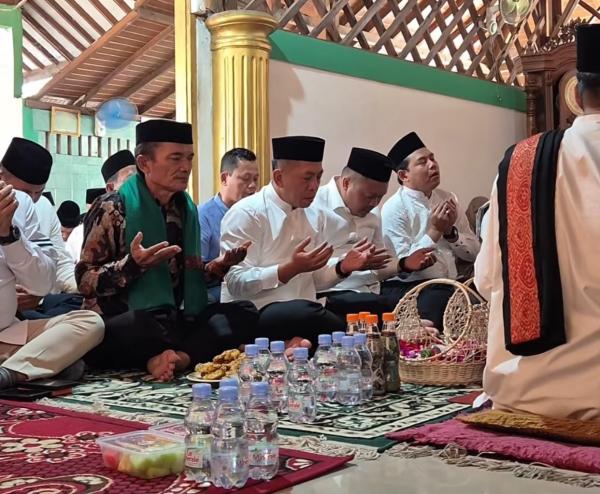 Sambut HUT Karawang ke-393, Bupati Aep Ziarah ke Makam Syech Quro dan Singaperbangsa