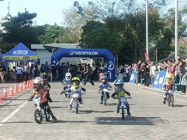 141 Anak Adu Nyali di Lintasan Surabaya, Aksi Push Bike Bikin Penonton Terpukau