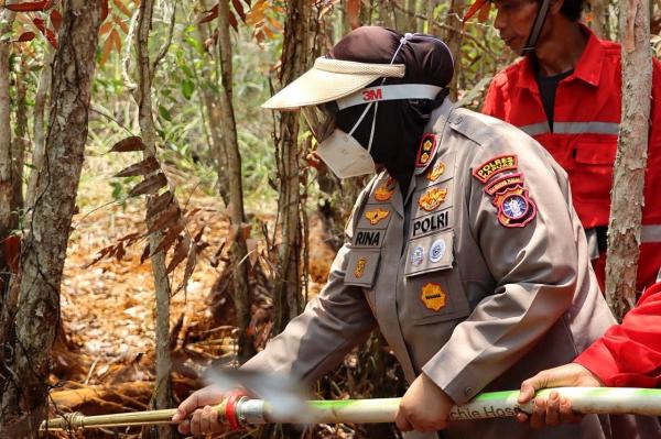Kapolres Kapuas Pimpin Pemadaman Karhutla di Lahan Gambut, Gunakan Cairan X-Fire