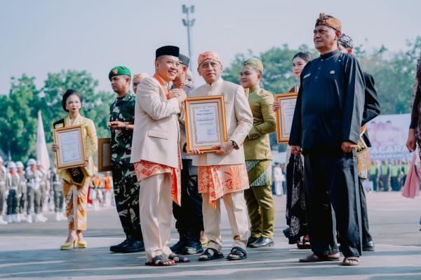 HUT Karawang ke-393, Kajari Dedy Irwan Terima Penghargaan dari Bupati Aep