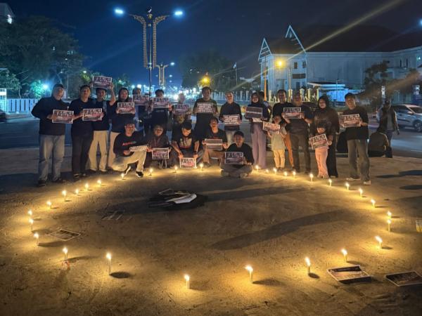 Doa Bersama Jurnalis Mamuju Nyalakan Lilin Solidarity untuk 5 Rekan yang Hilang di Selat Sunda